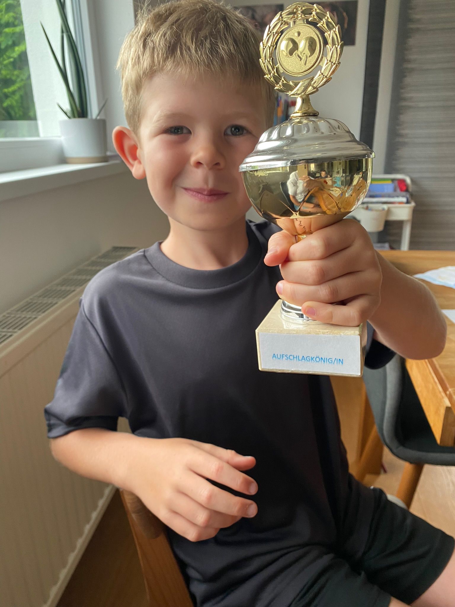 Henri mit Aufschlagkönig-Pokal