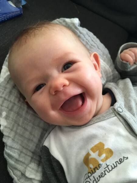 Henri lacht Nahaufnahme