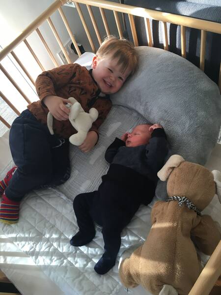 Henri mit Baby im Bett