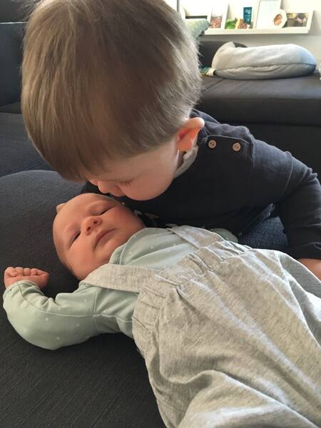 Henri küsst sein Geschwisterchen