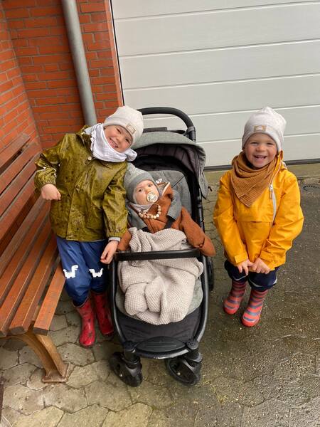 Drei Kids im Regen