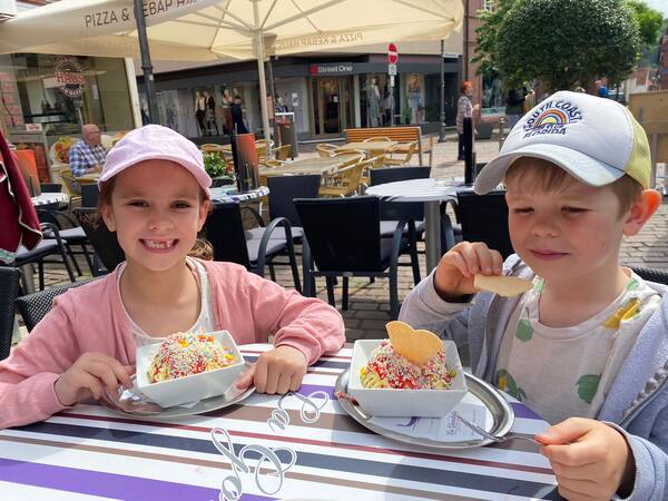 Eis essen mit Freundin