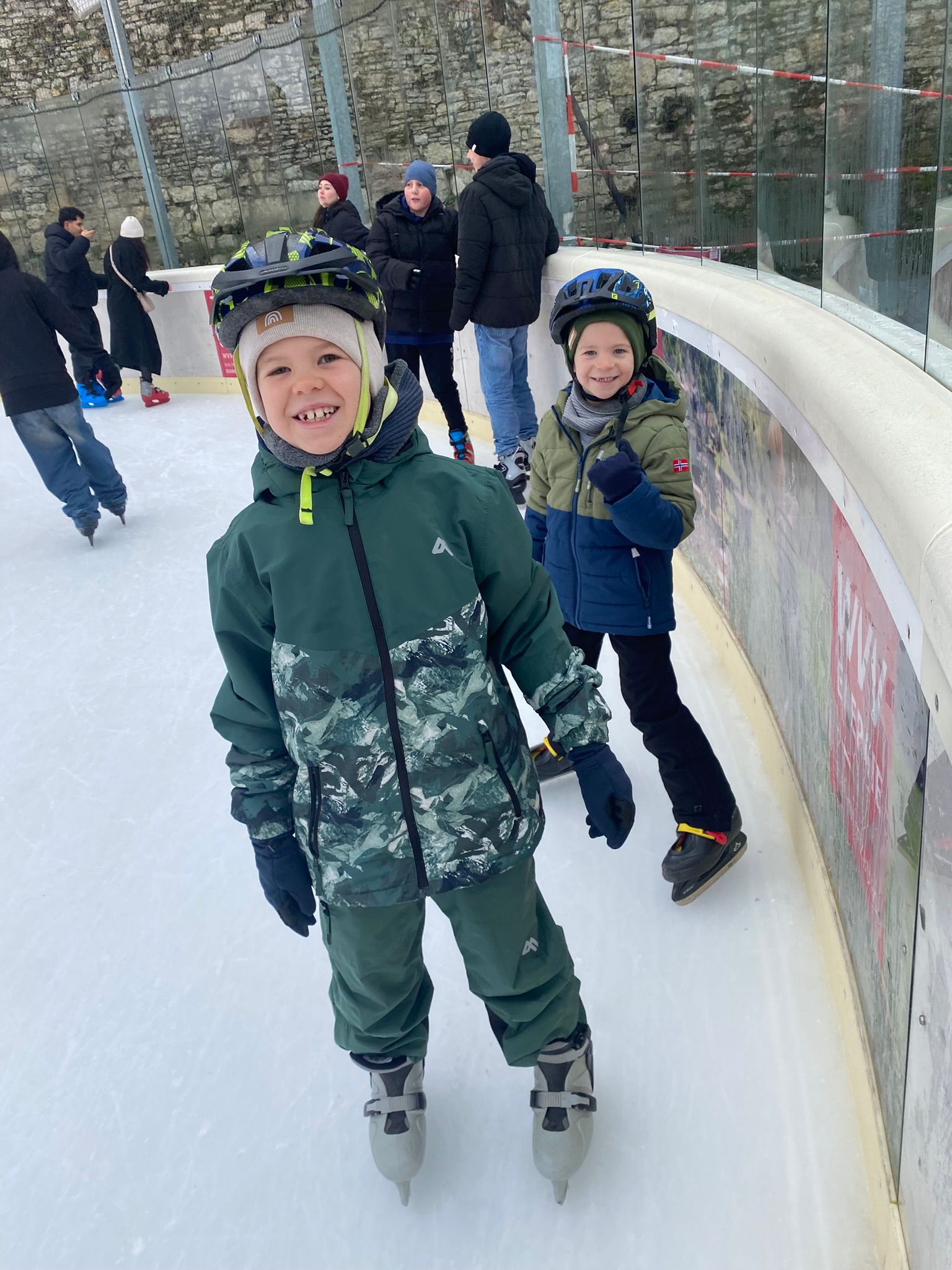 Henri und Bruder beim Eislaufen