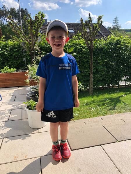 Henri in Fußballschuhen