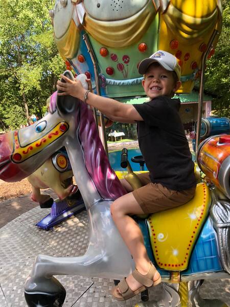 Henri auf dem Karussell
