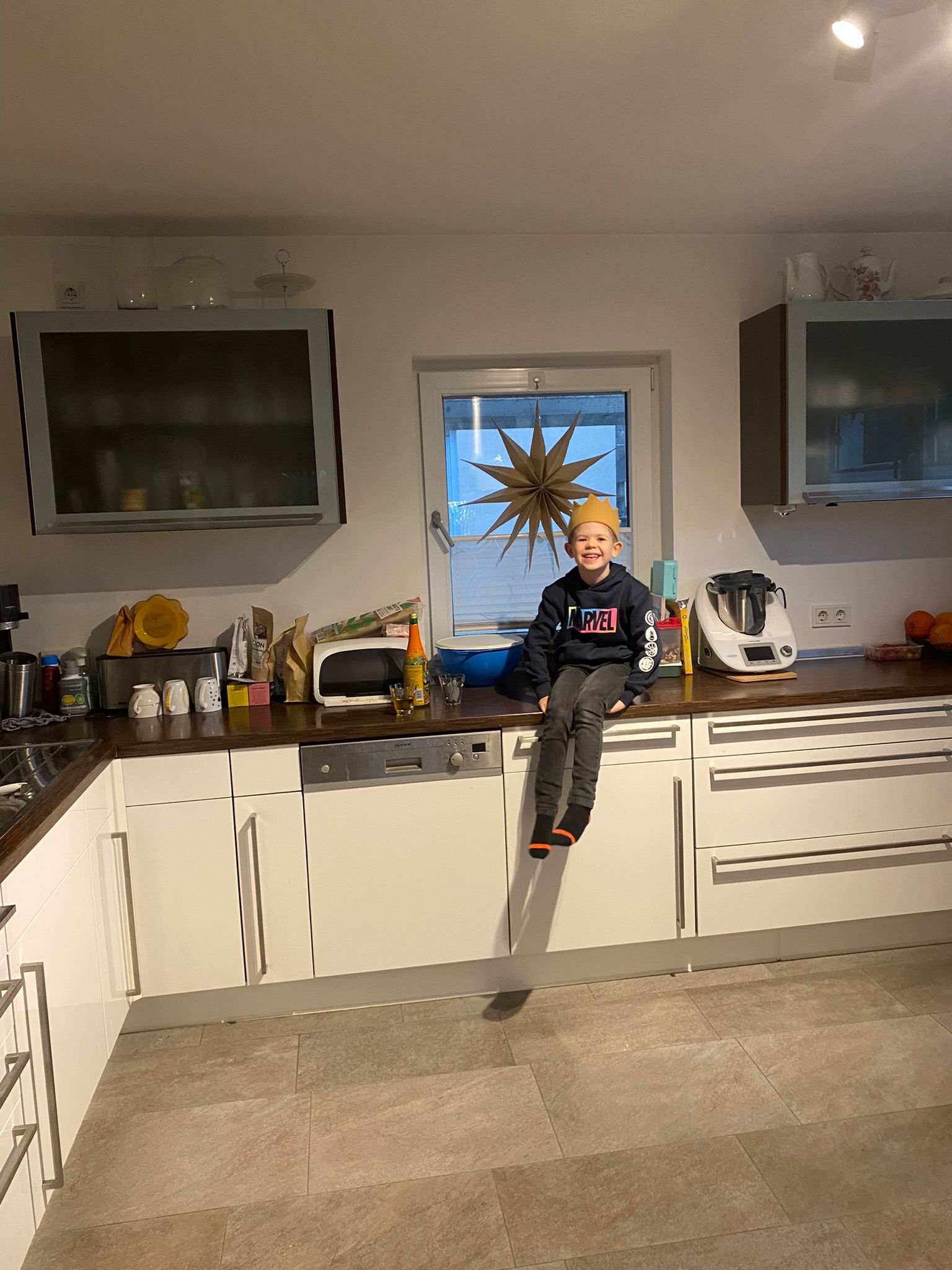 Henri mit Krone in der Küche