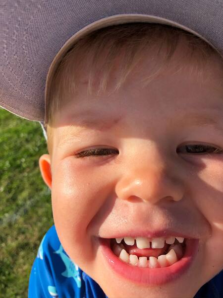 Henri lacht Nahaufnahme