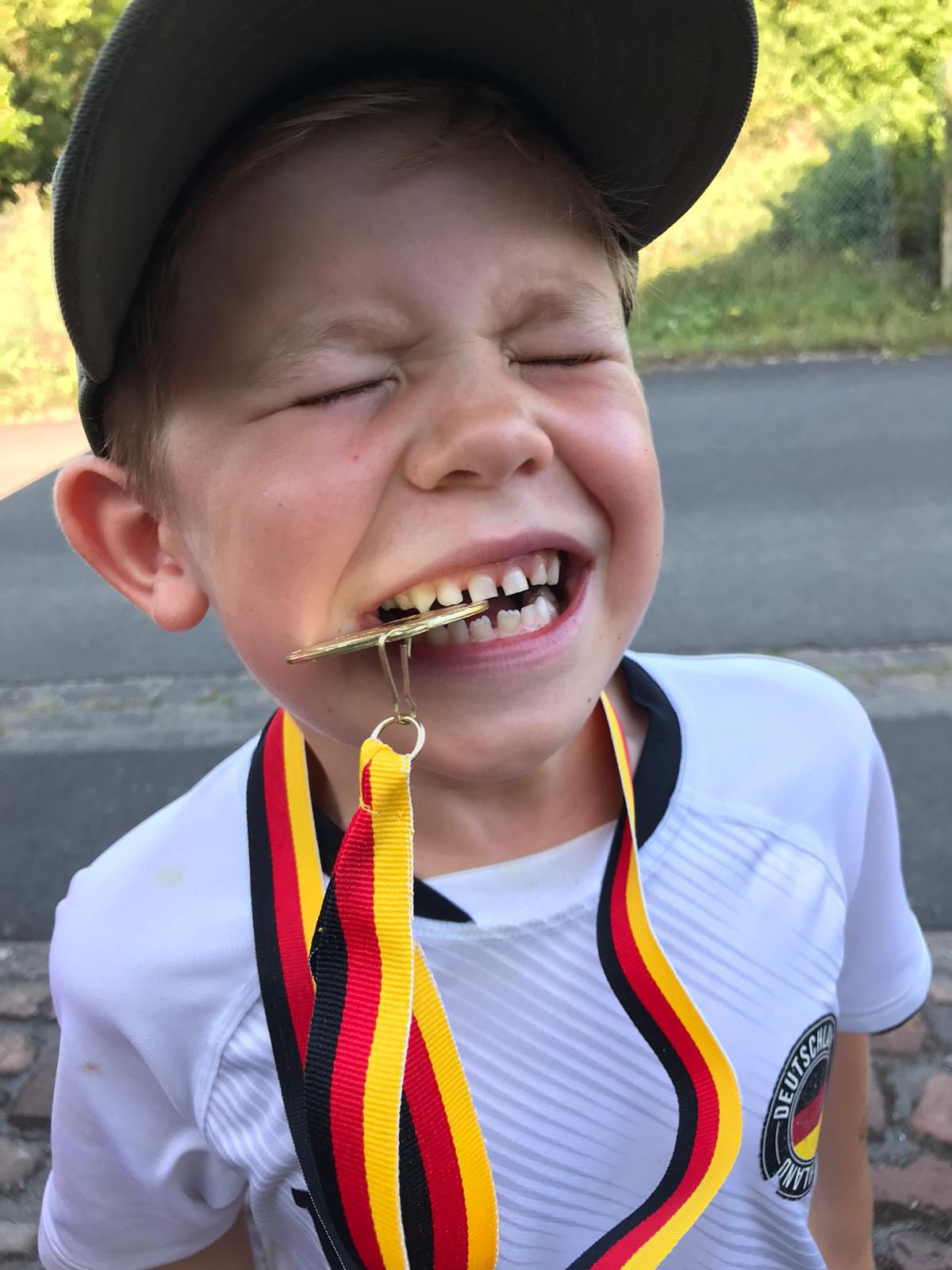 Henri mit Medaille im Mund