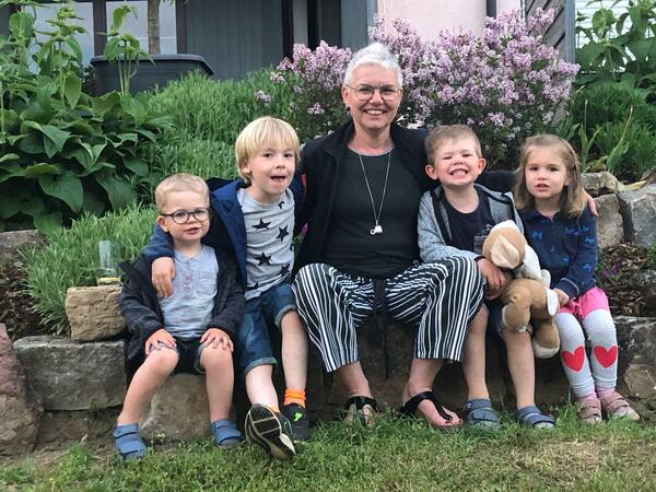 Oma mit den Kindern