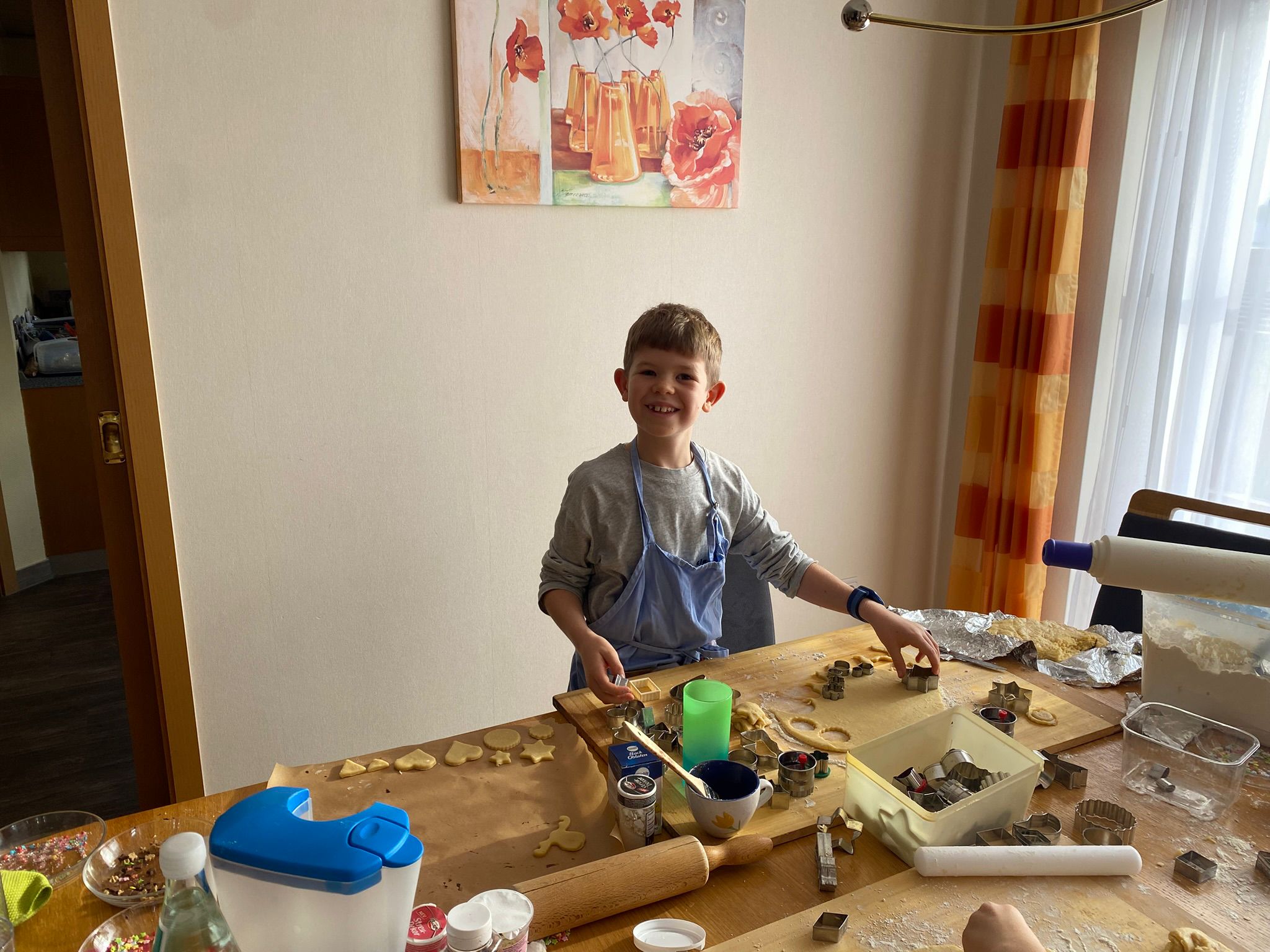 Henri beim Plätzchen backen