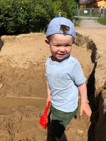Henri im Sandkasten