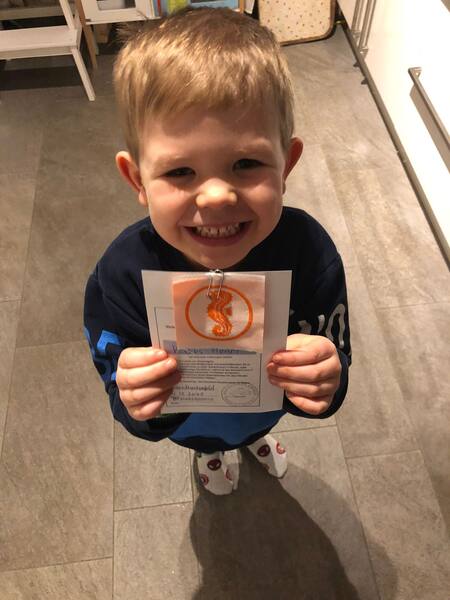 Henri mit Seepferdchen-Abzeichen