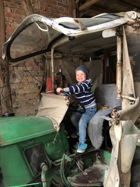 Henri auf dem Traktor
