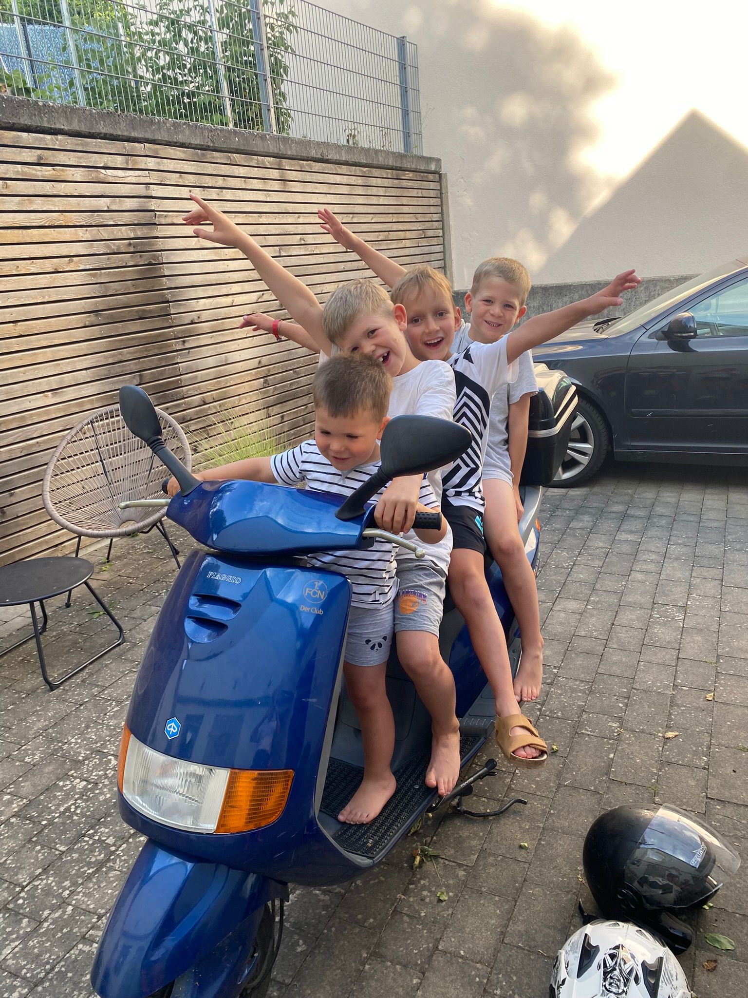 Drei Jungs auf Vespa