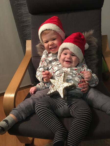 Brüder an Weihnachten